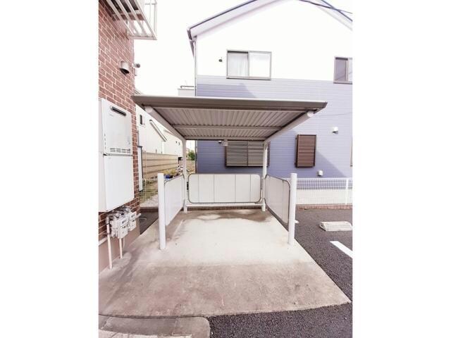 物件外観写真3　(屋根付き駐輪場)