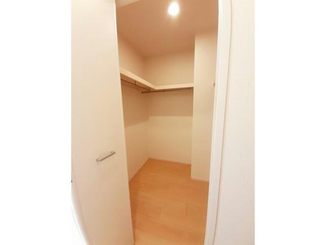 物件内観写真8　(ウォークインクローゼット内)