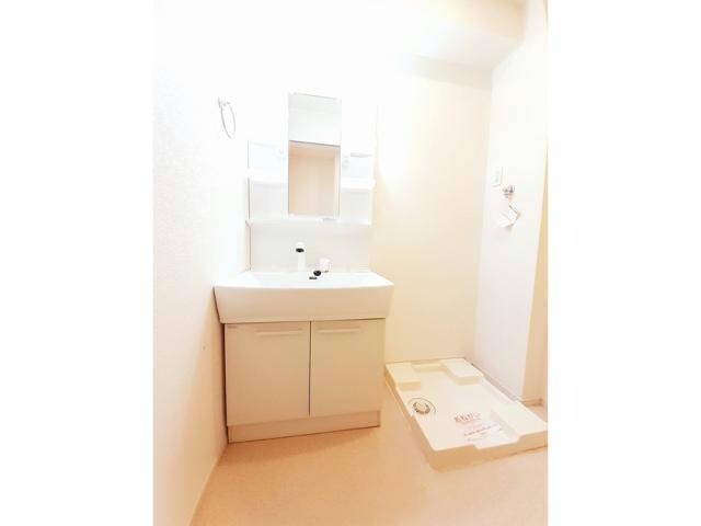 物件内観写真10　(シャワー付き洗面台・室内洗濯機置場)