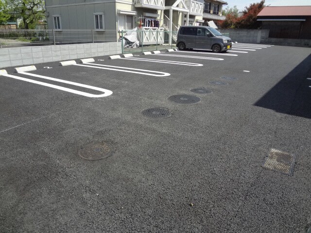 物件外観写真2　(駐車場)