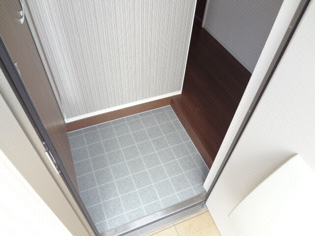 物件内観写真4　(玄関周り)