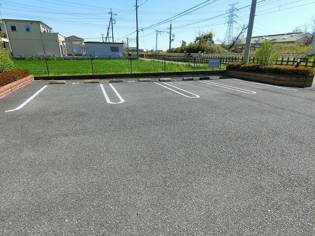 物件外観写真2　(敷地内駐車場)