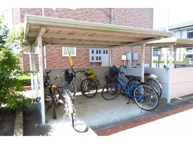 物件外観写真3　(屋根付き駐輪場)