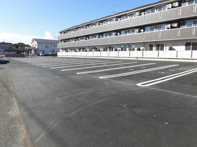 物件外観写真3　(敷地内駐車場)