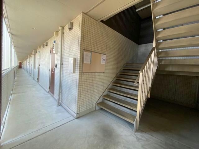 物件外観写真7　(エントランス内部)