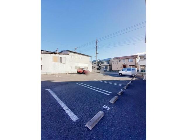 物件外観写真2　(敷地内駐車場)