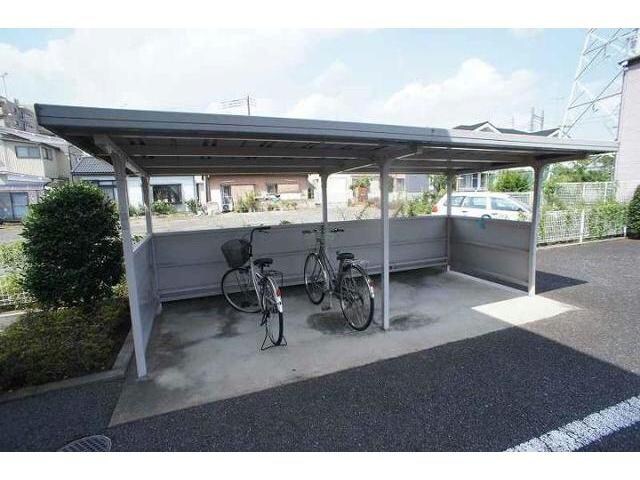 物件外観写真3　(屋根付き駐輪場)