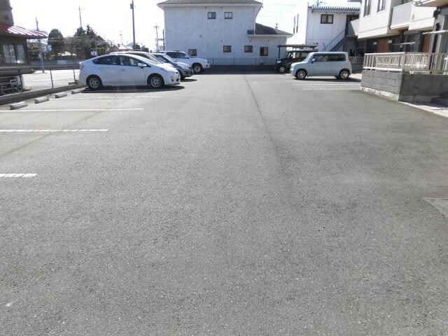 物件外観写真2　(駐車場)