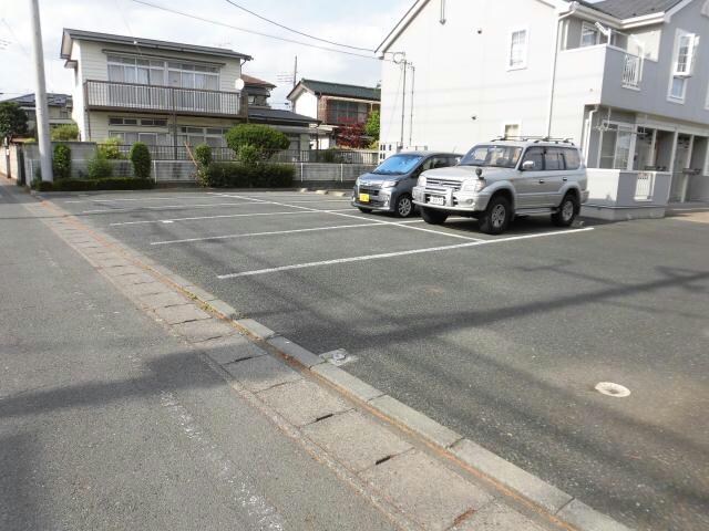 物件外観写真2　(敷地内駐車場)