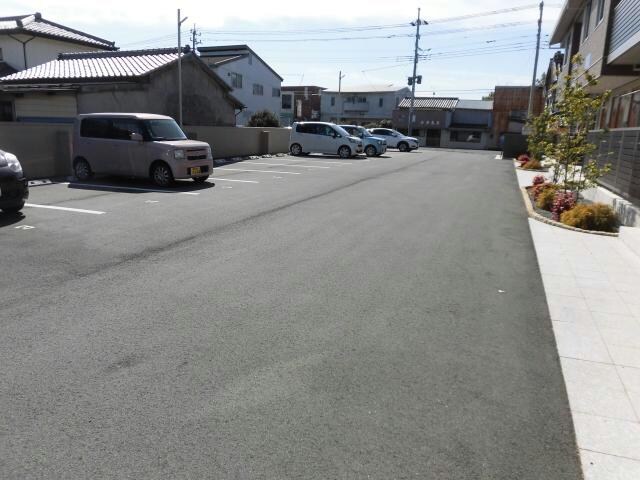 物件外観写真2　(駐車場)