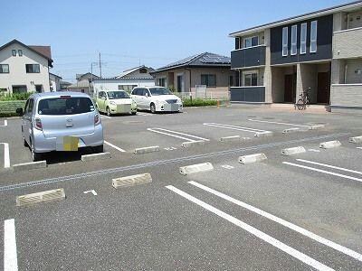 物件外観写真2　(駐車場)