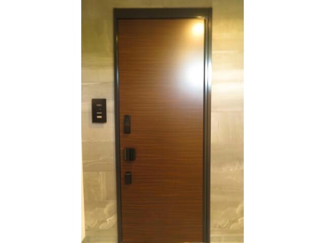 物件内観写真9　(玄関扉)