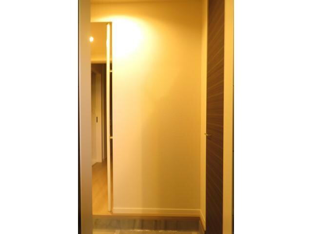 物件内観写真10　(玄関フロア)