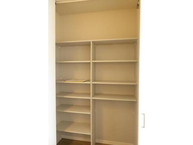 物件内観写真18　(リビング収納)