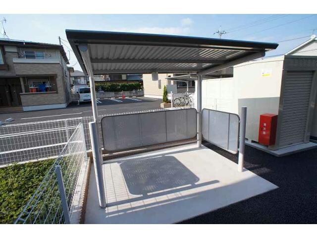 物件外観写真3　(屋根付き駐輪場)