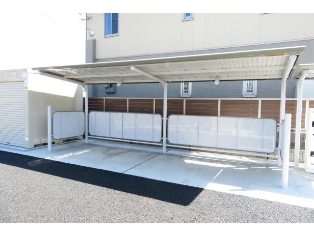 物件外観写真4　(屋根付き駐輪場)
