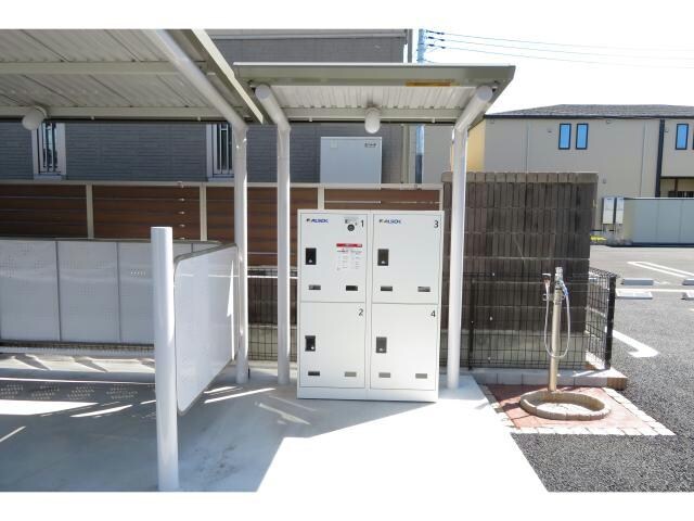 物件外観写真5　(宅配ボックス・ペット用足洗い場)