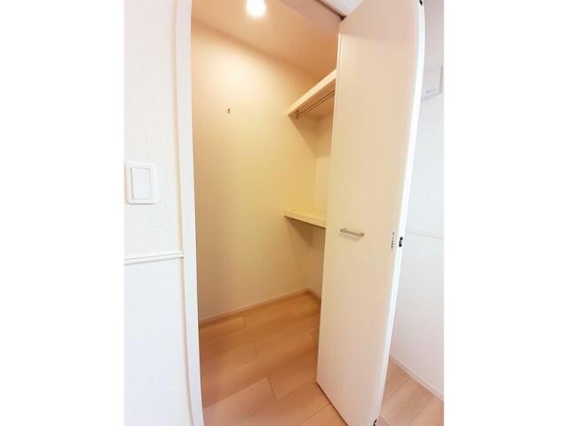 物件内観写真12　(ウォークインクローゼット内)