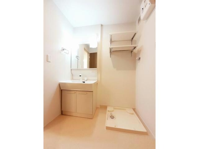 物件内観写真14　(シャワー付き洗面台・室内洗濯機置場)