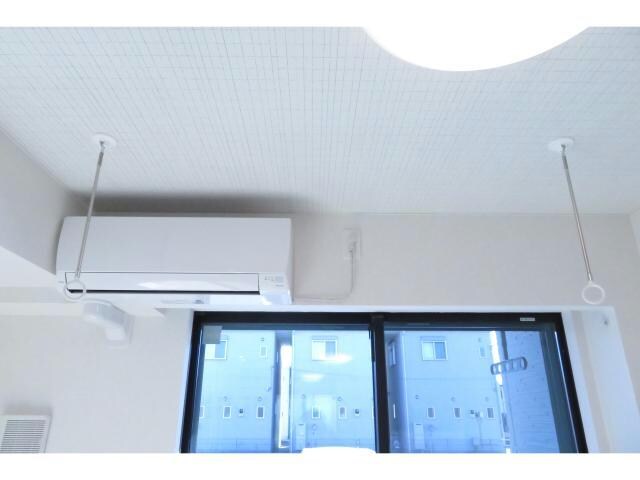 物件内観写真11　(リビング室内物干し機)