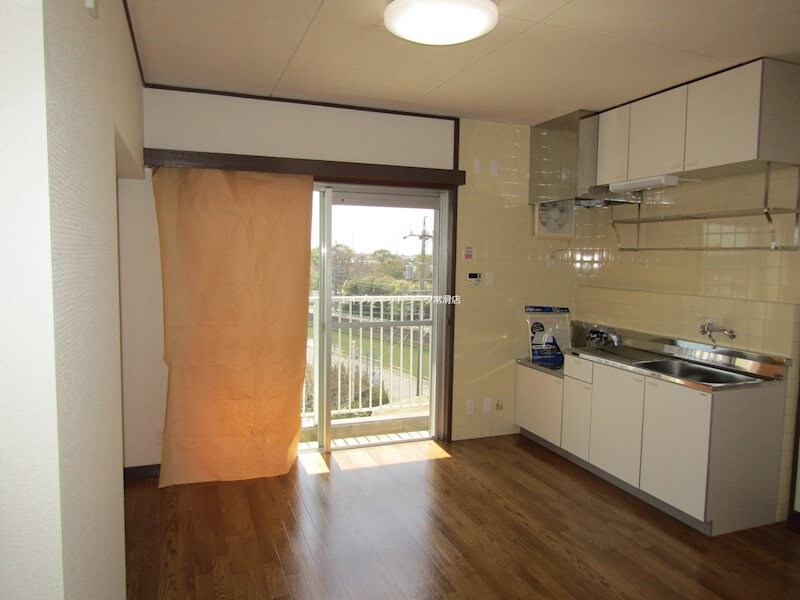 物件内観写真4　(DK6帖)