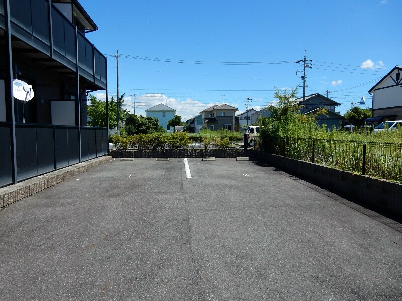 物件内観写真9　(敷地内駐車場)