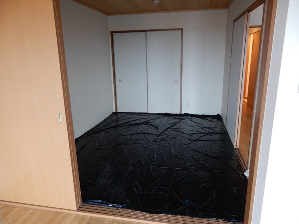 ベッドルーム(和室　※日焼けしない為のシートが被ってます。)