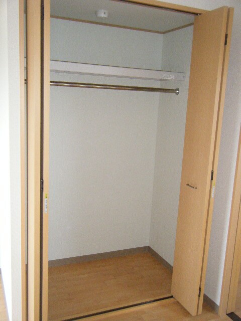 物件内観写真10　(洋室クローゼット)