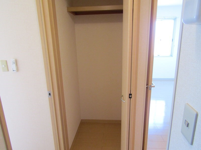 物件内観写真16　(物入れ)
