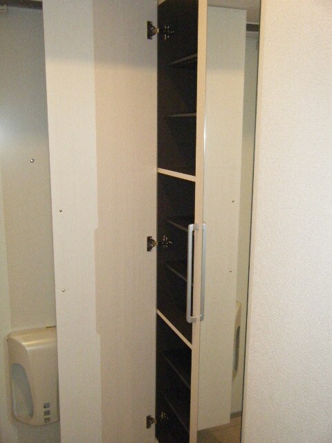 物件内観写真11　(玄関収納)