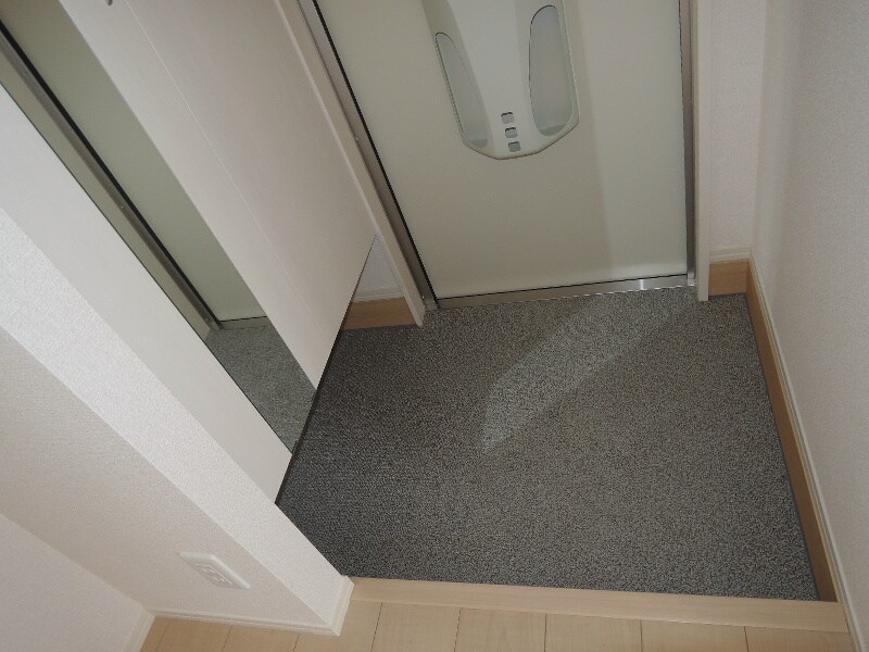 物件内観写真7　(玄関)