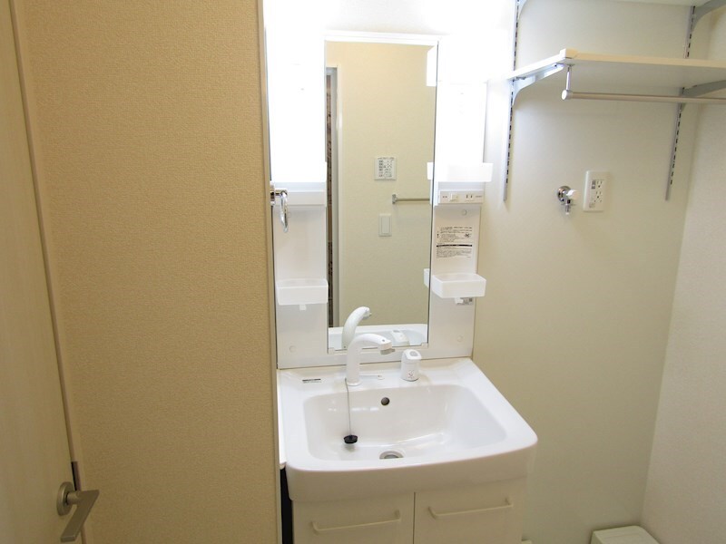 物件内観写真14　(シャワー付独立洗面台)