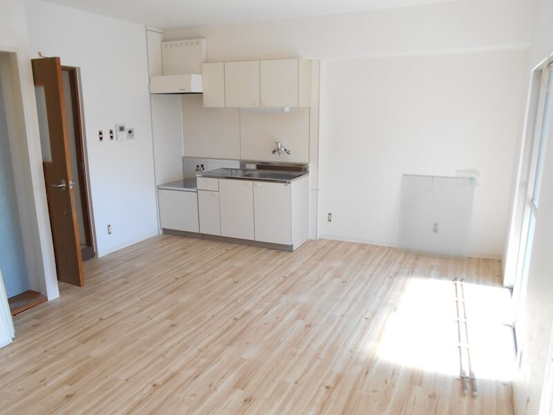 物件内観写真18　(LDK12.5帖　※室内清掃中)