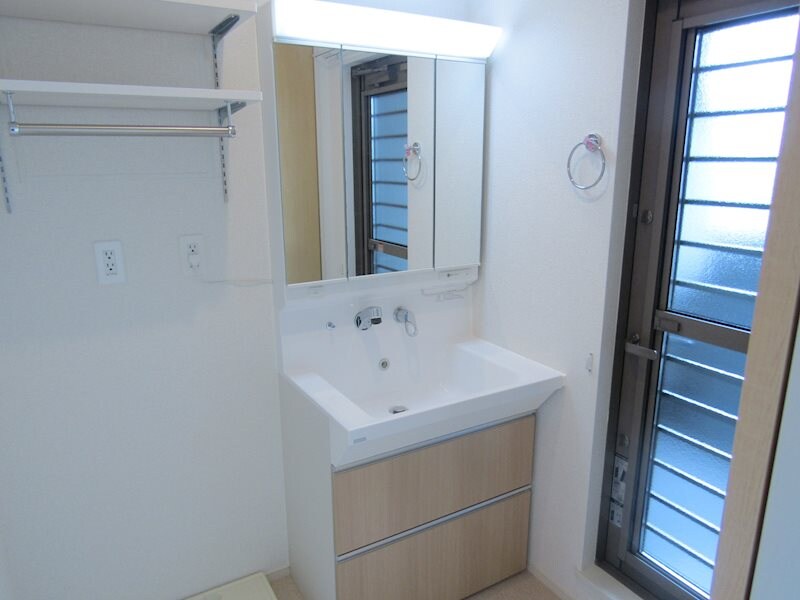 物件内観写真10　(シャワー付独立洗面台)