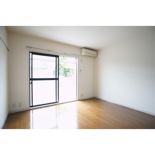 物件内観写真4　(明るい日差しの室内)