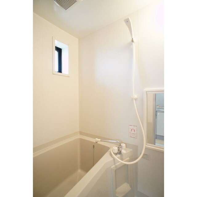 物件内観写真8　(シャンプー棚や鏡完備)