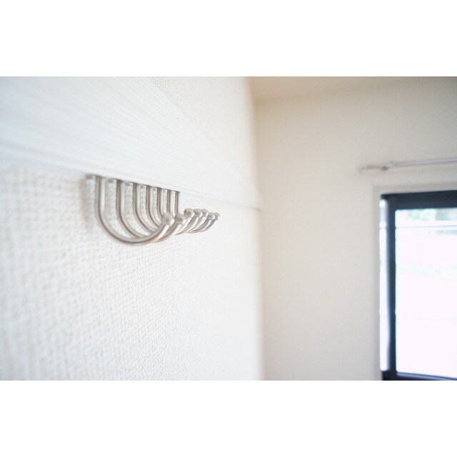 物件内観写真13　(壁のハンガーレールは好評です)