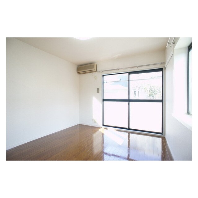 物件内観写真23　(明るい日差しの室内)