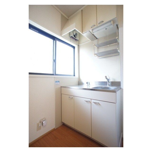 物件内観写真7　(小窓は日中の換気に便利ですね)