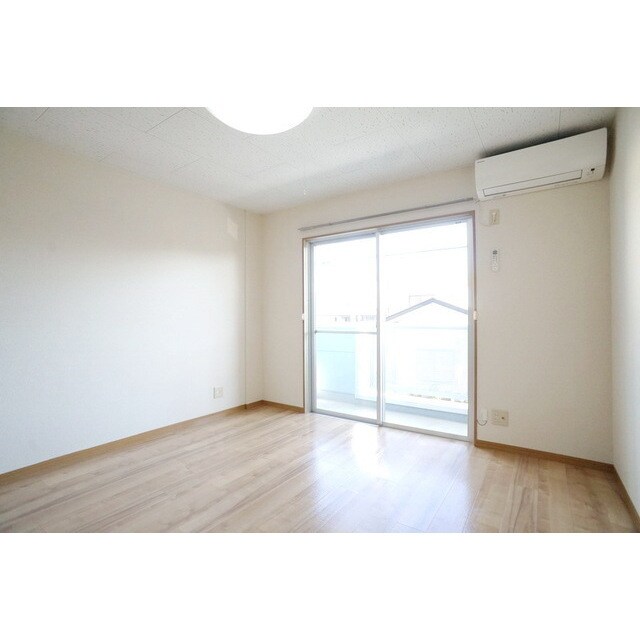 物件内観写真4　(明るい日差しの室内)