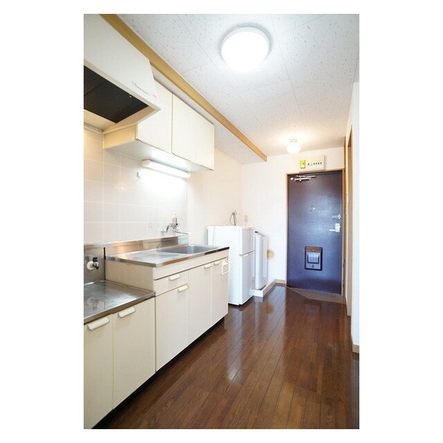 物件内観写真18　(玄関から続くキッチンスペース)