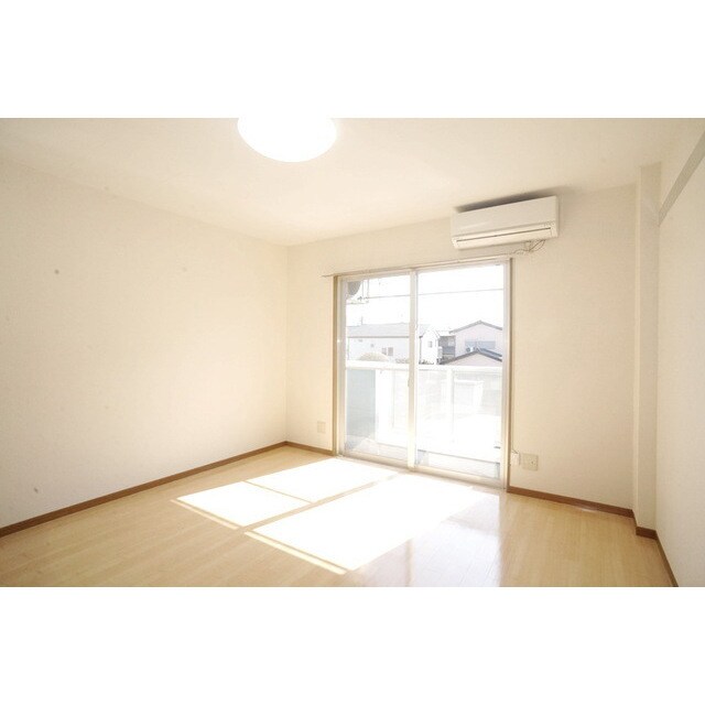 物件内観写真4　(明るい日差しの室内)