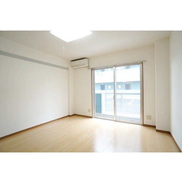 物件内観写真4　(日当たり良い室内)