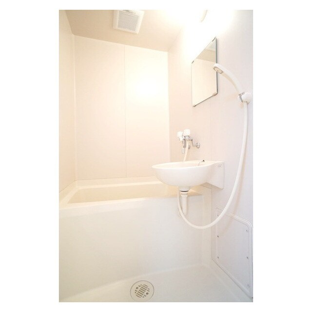 物件内観写真7　(鏡付きバスルーム)