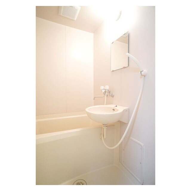 物件内観写真7　(鏡付きのシンプルなバスルーム)