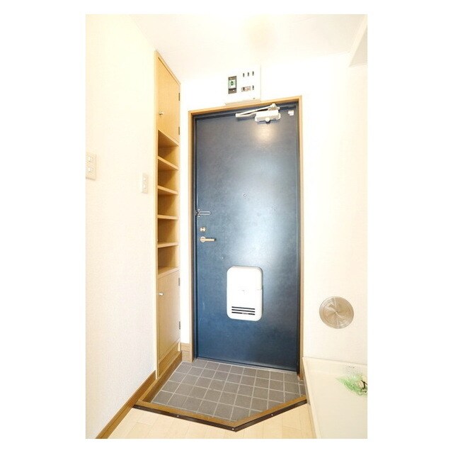 物件内観写真10　(シューズボックス完備の玄関)