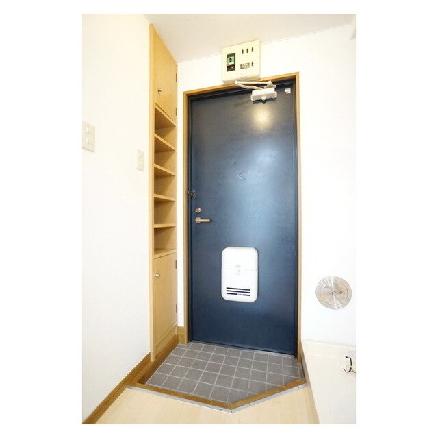 物件内観写真11　(タイル調の玄関)