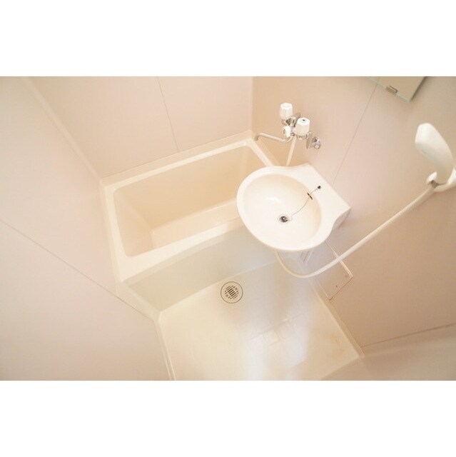 物件内観写真18　(広さ十分なバスルーム)