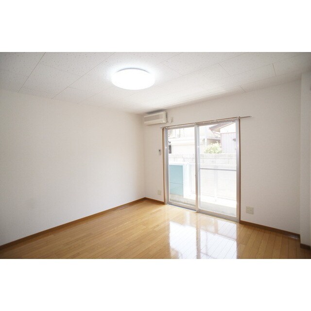 物件内観写真4　(明るい日差しの室内)