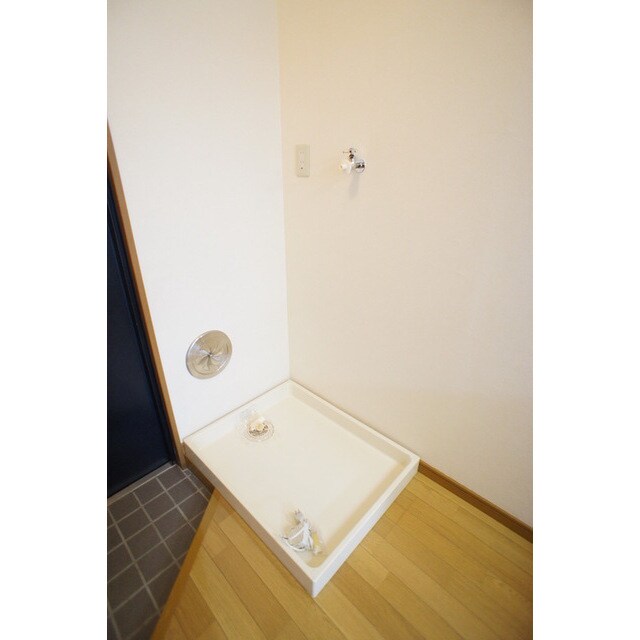 物件内観写真13　(防水パン付きの洗濯機スペース)